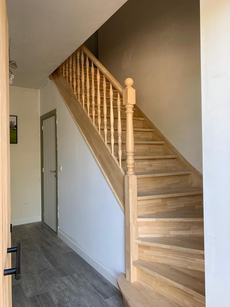 Gesloten kwartdraaitrap Rubberwood met balustrade gedraaide spijlen en marche royale